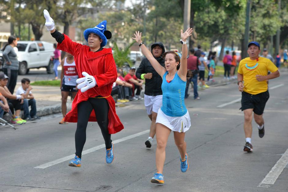 El ministerio comprará gorras, playeras, cangureras y otros insumos deportivos. (Foto: Cultura)