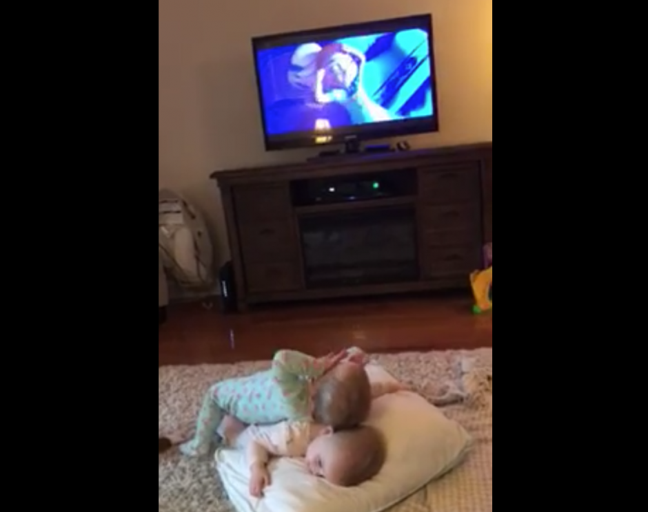 Los niños repiten todo lo que observan en la televisión. (Foto: Captura de Facebook) 