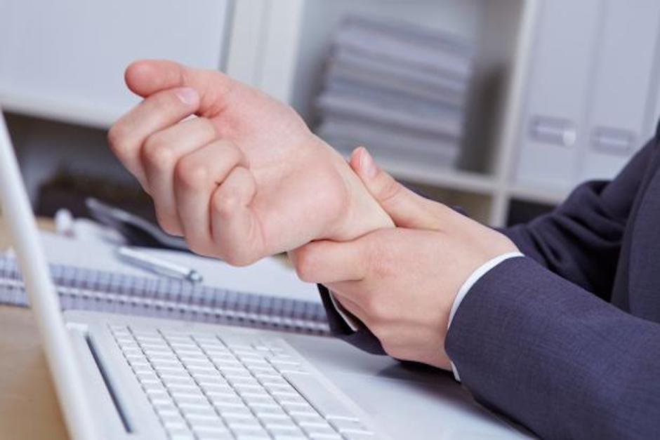 El adormecimiento de alguna de nuestras extremidades tiene lugar cuando estamos demasiado tiempo en una posición. (Foto: elpais.com.uy)