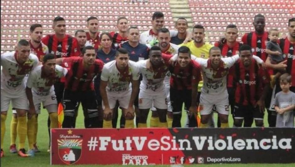 Los futbolistas del Deportivo Lara y el Deportivo Anzoátegui se unieron para perdir por el cese a la violencia en Venezuela. (Foto: Iusport)