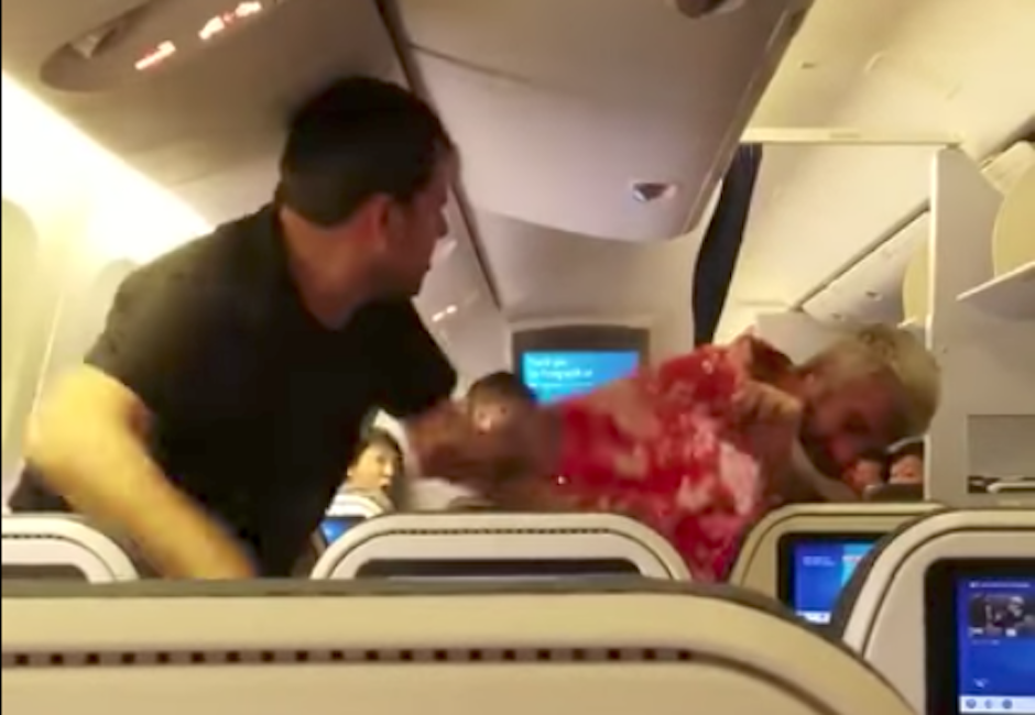 Según testigos, el hombre vestido de rojo fue quien inició la pelea dentro del avión. (Imagen: captura de pantalla)