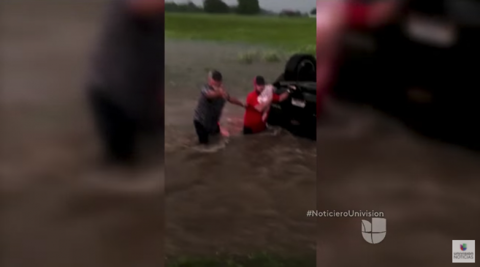 Un guatemalteco le salvó la vida a un bebé que quedó dentro de un auto. (Foto: Captura pantalla) 