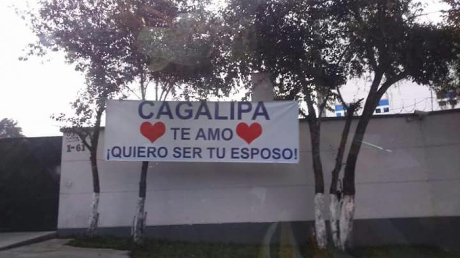 Una peculiar manta se colocó en la Roosevelt. (Foto: Alejandro Balán/Soy502) 