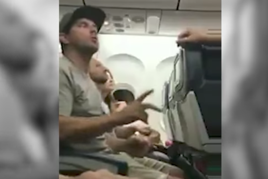 La familia debió abandonar el avión que debía trasladarlos desde Hawái hasta California, Estados Unidos. (Imagen: captura de pantalla)