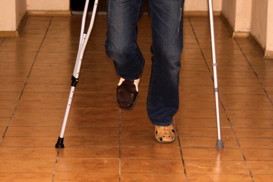 El hombre utilizaba una muleta para llevar marihuana. (Foto: aztecasonora.com)