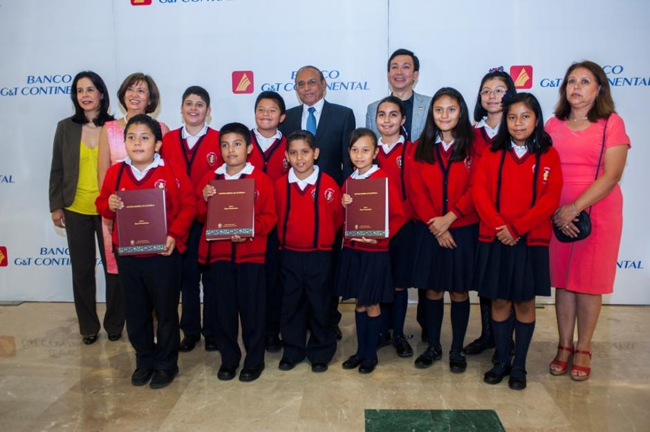 Se entregaron 300 juegos de texto de "La Historia General de Guatemala", de la Asociación de Amigos del País. (Foto: cortesía Banco G&T)