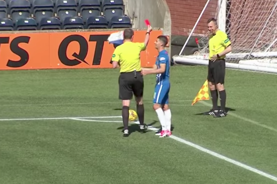La insólita expulsión tuvo lugar en el partido entre el Kilmarnock y Dundee de la primera división de fútbol de Escocia. (Imagen: captura de pantalla)