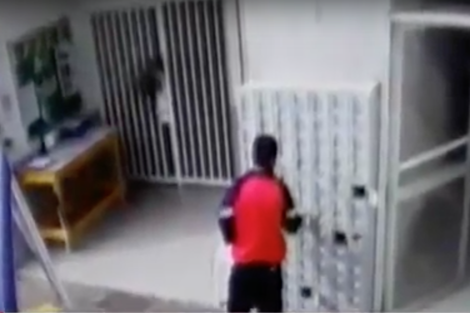 El hombre aprovechó que se quedó solo un momento durante la entrevista para acercarse a los casilleros y robar un celular. (Imagen: captura de pantalla)