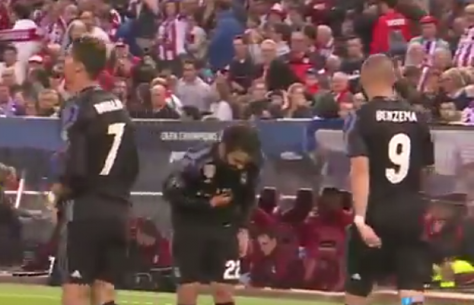 Isco agradeció a Benzema la jugada previa al gol. (Foto: Captura de pantalla/ChiringuitoTV)