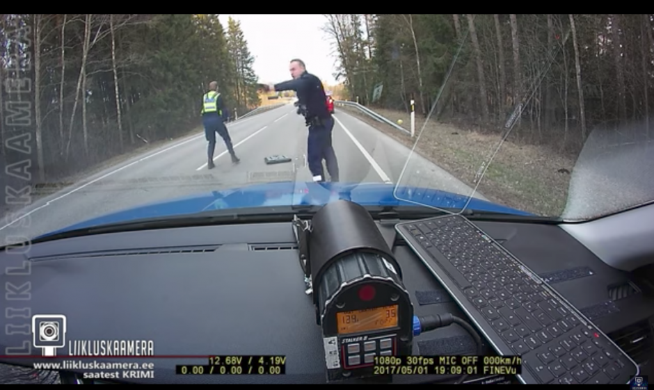 La Policía de Erala, una localidad de Estonia (norte de Europa), logró detener un auto en marcha utilizando una banda de clavos. (Foto: Captura de pantalla) 