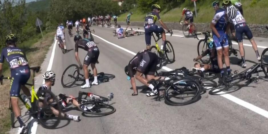 Varios ciclistas se cayeron después que una moto interrumpiera el paso del pelotón. (Foto: Publimetro)