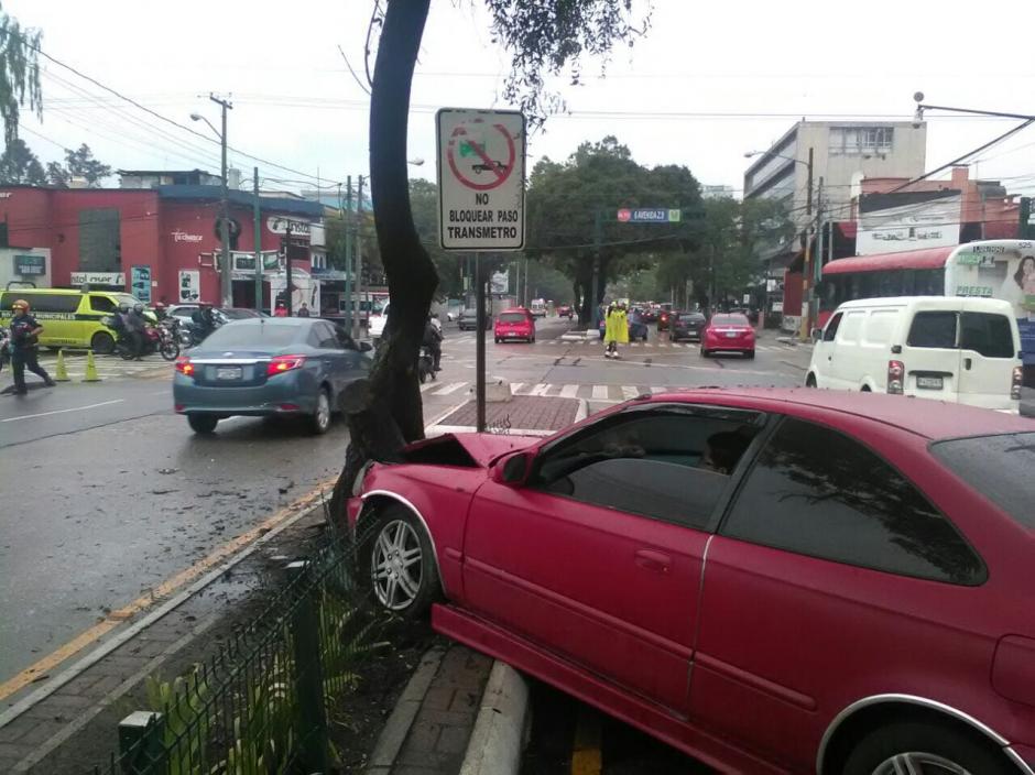 Un vehículo chocó contra un árbol en la zona 9. (Foto: Amílcar Montejo/PMT) 