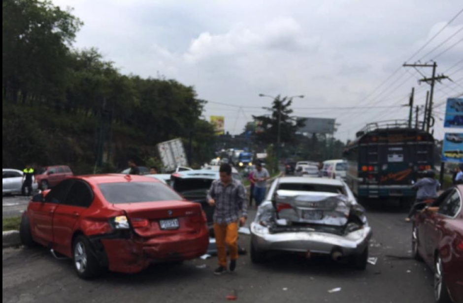 Un camión se quedó sin frenos en el kilómetro 19 de la ruta Interamericana. (Foto: DanielR/Twitter)