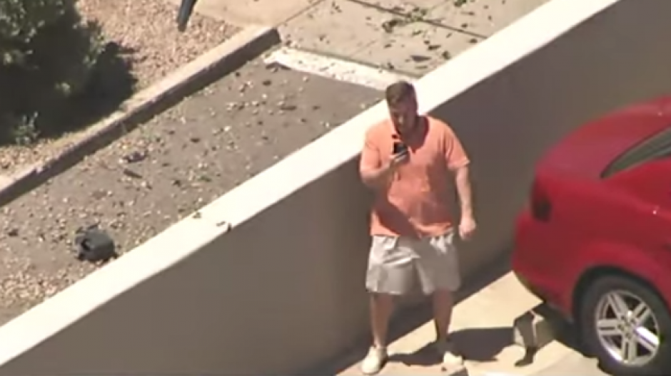 Durante una transmisión en vivo de un noticiero, este hombre realiza algo inesperado.