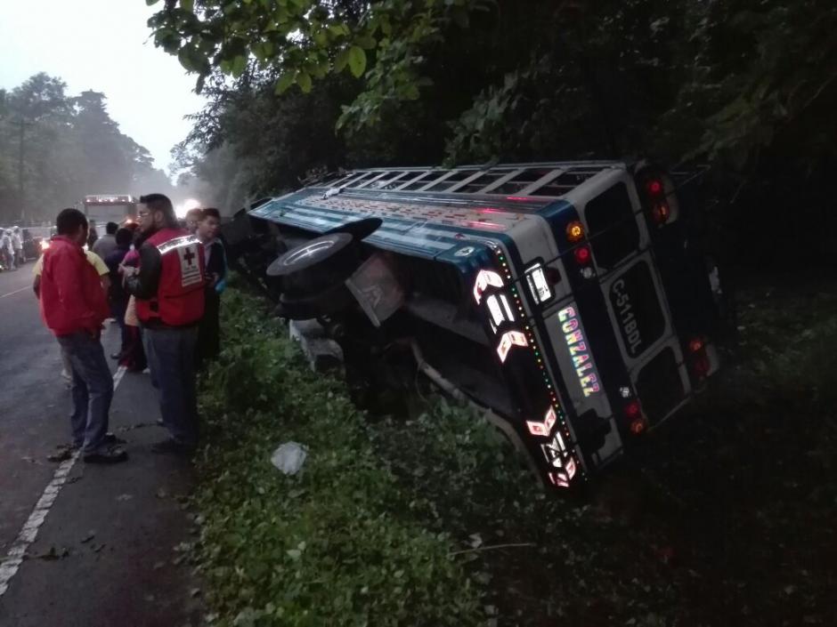 El incidente vial ocurrió en el kilómetro 199 de la ruta Cito-180, entre Quetzaltenango y Retalhuleu. (Foto: Cruz Roja)
