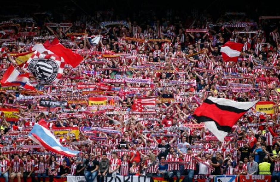 Los aficionados rojiblancos se despidieron del estadio Vicente Calderón en la última jornada de La Liga. (Foto: AFP)