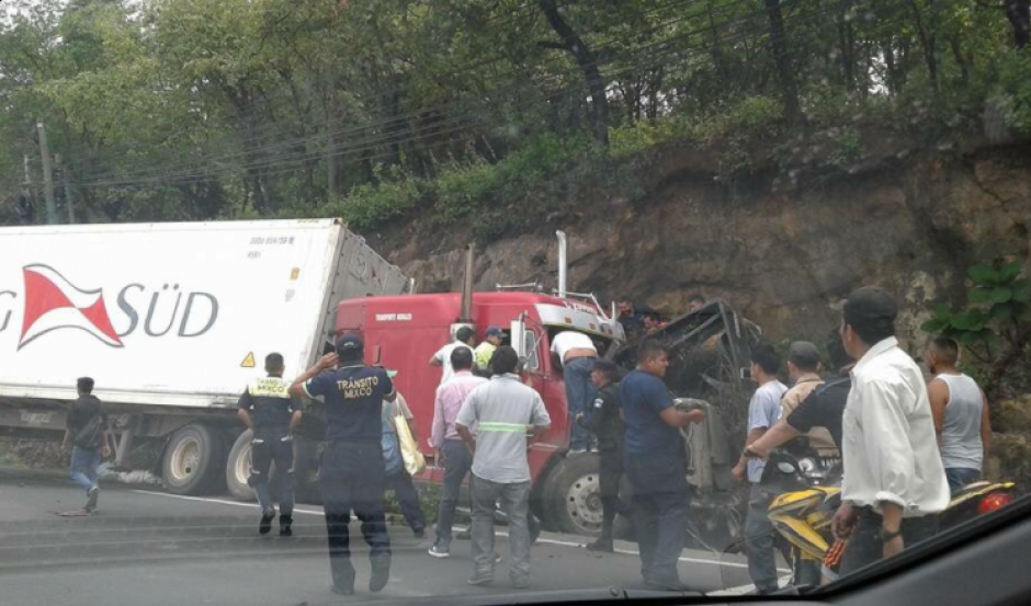 El trailer se quedó sin frenos y colisionó contra diez vehículos que transitaban en la ruta Interamericana. (Foto: Twitter/@09Danr)