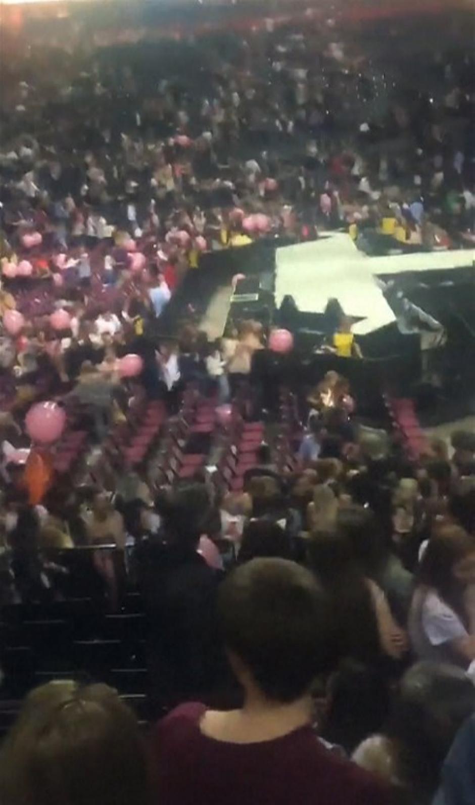 Las personas aguardaban para salir del estadio. (Foto: AFP) 