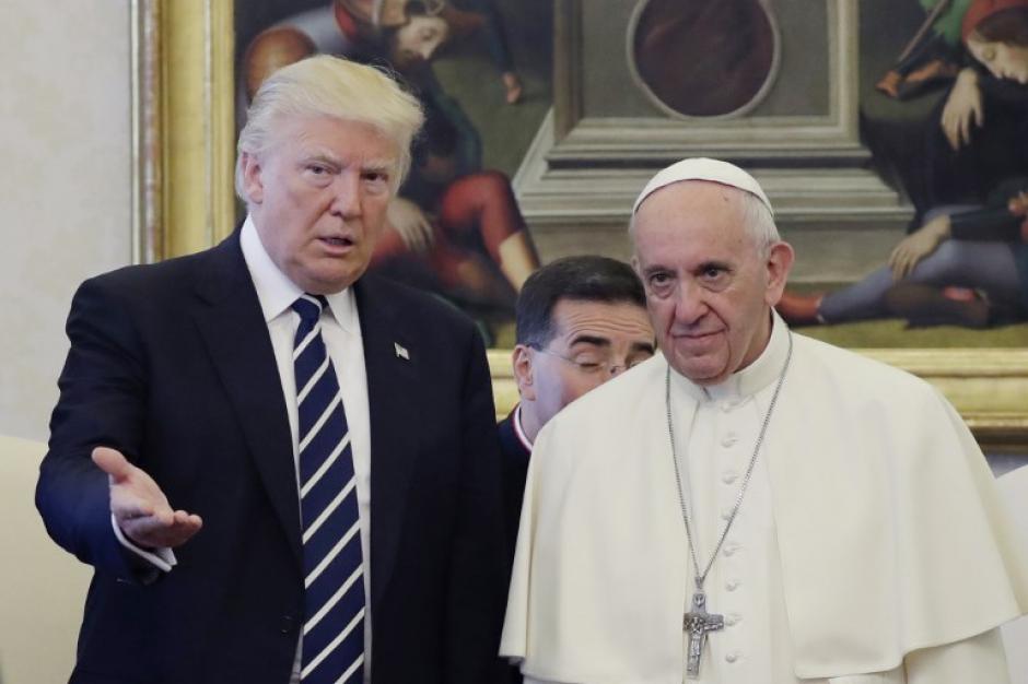 El Papa le entregó a Trump una copia de su encíclica sobre el medio ambiente. (Foto: AFP) 