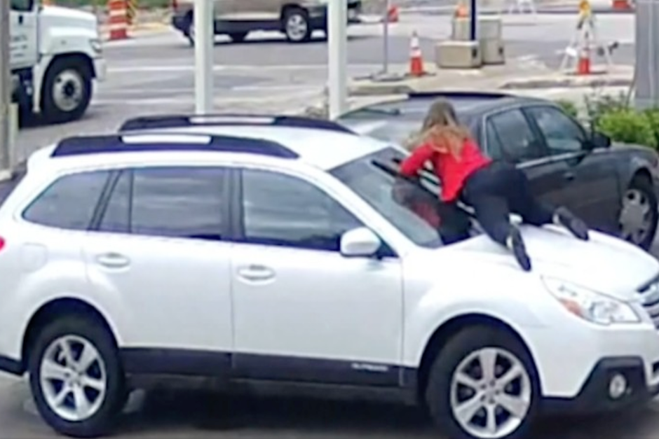 La mujer se lanzó sobre el capó para evitar el robo de su camioneta en una gasolinera. (Imagen: captura de pantalla)