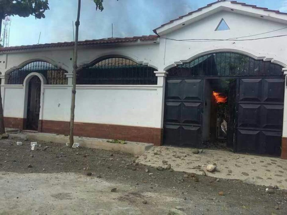 La casa del alcalde fue quemada. (Foto: PNC) 
