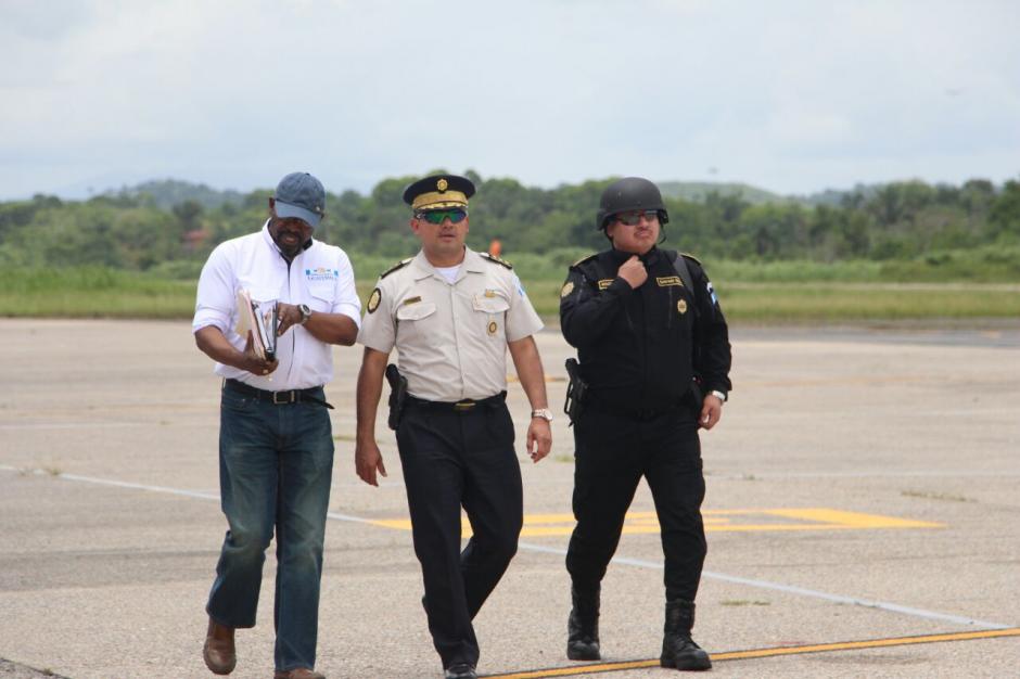 Subdirector General de Investigación Criminal (SGIC-PNC), Stu Velasco, el Ministro de Ambiente Sidney Samuels y el Secretario Técnico de Operaciones, SGO Martir Mendoza. (Foto: PNC) 