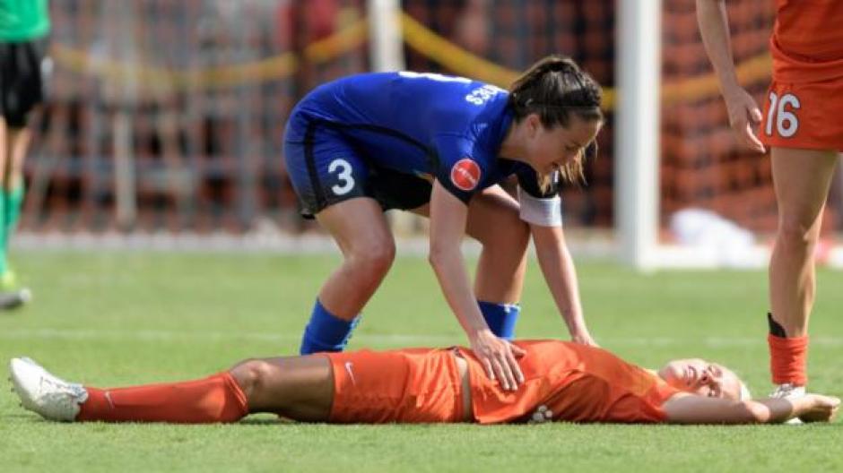 Rachel Daly no soportó el calor de Texas y se desmayó al final del partido entre el Houston Dash y el Seattle Reign. (Foto: BBC)