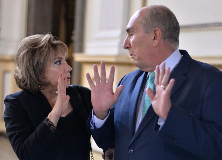 El diputado Mario Taracena comparte con la ex presidenta de la Corte Suprema, Patricia Valdés. (Foto: Wilder López/Soy502)