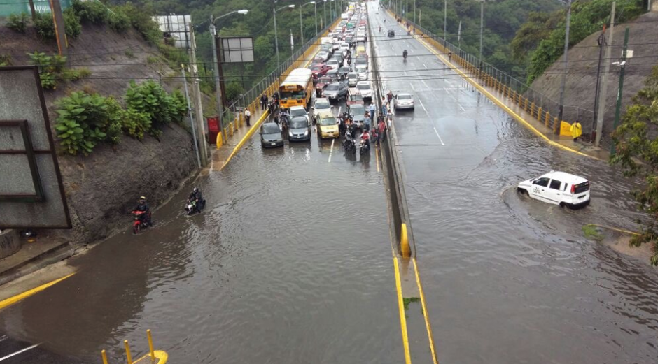 La lluvia provocó inundaciones en El Naranjo. (Foto: Twitter/@Lichalopz) 