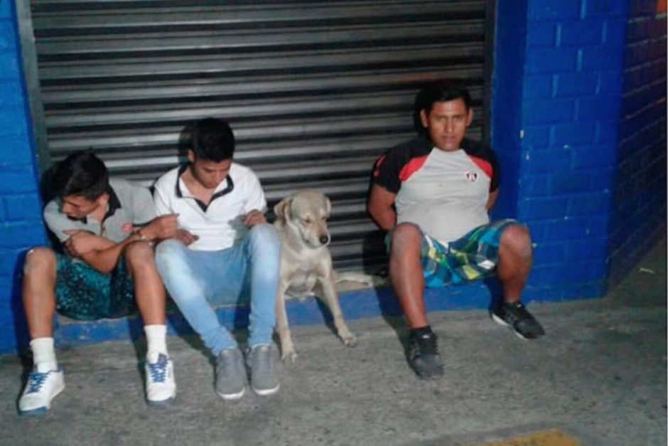 Los tres delincuentes fueron capturados cuando intentaron asaltar un comercio en Guadalajara, México. (Foto: Twitter/@gerloplic)