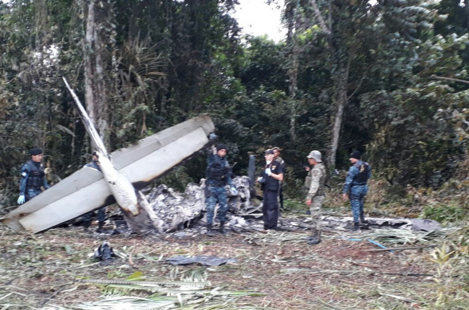 Parte de la avioneta localizada en Alta Verapaz parece incinerada. (Foto: PNC)