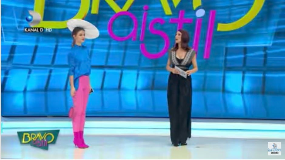 Ilinca Vandici no pudo contenerse a una extraña sensación que sentía entre sus prendas. (Captura Video)