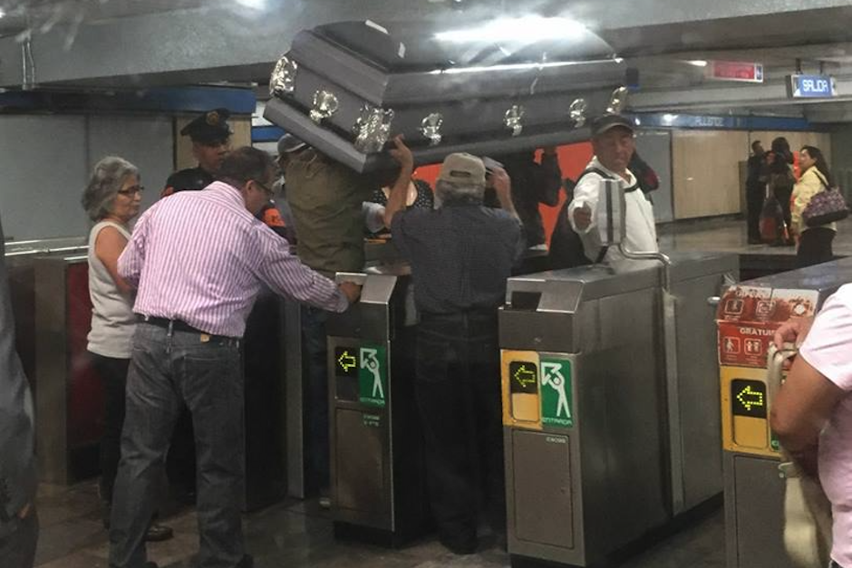 El transporte de este tipo de objetos en el metro es algo prohibido por la legislación de la ciudad de México. (Imagen: Facebook/Enrique González)