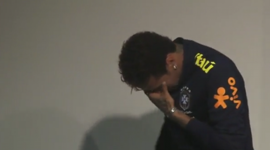 Neymar rompió a llorar y se fue de la sala de prensa. (Foto: captura de pantalla) 