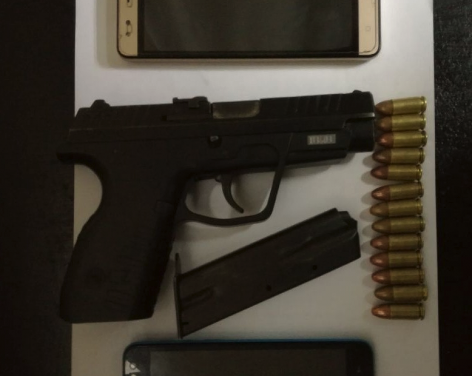 Las autoridades decomisaron el arma y dos teléfonos celulares. (Foto: PNC) 
