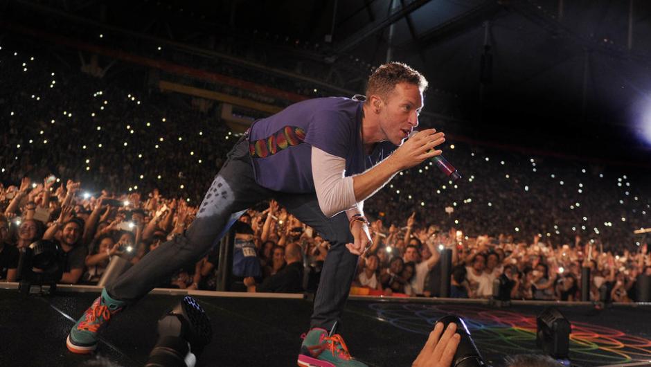 La banda británica Coldplay rindió un impresionante homenaje a Soda Stereo al interpretar una de las canciones más famosas del grupo argentino. (Foto: El Clarín)