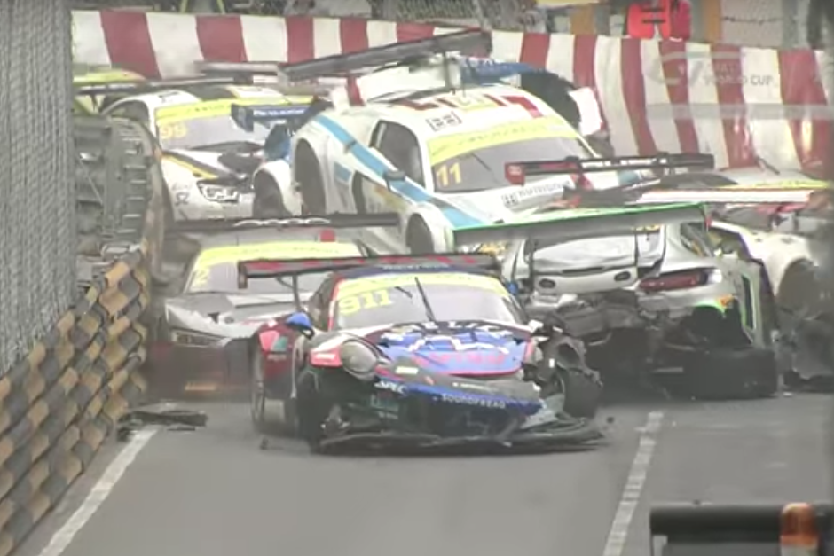 El accidente provocó que la clasificación fuera suspendida durante varios minutos mientras la pista era despejada. (Imagen: captura de pantalla)