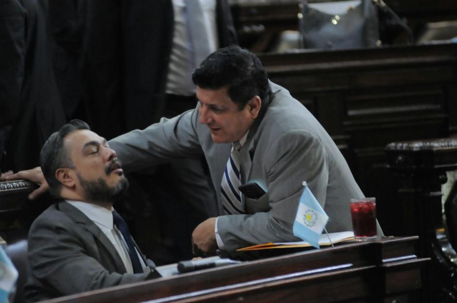 Los oficialistas estuvieron rondando el hemiciclo en busca de votos para conocer el presupuesto. (Foto: Archivo/Soy502)