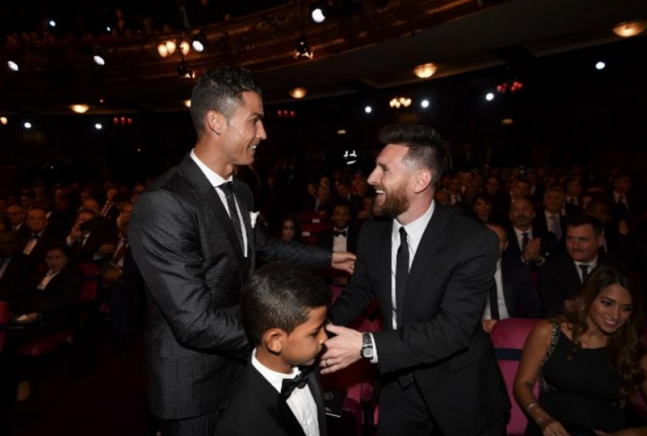 Messi y Cristiano Ronaldo se saludan en una entrega de premios. (Foto: AFP) 