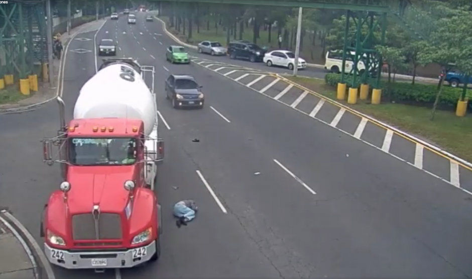 Un hombre se atraviesa debajo de una pasarela y es atropellado por un vehículo que no logra esquivarlo. (Foto: Captura de video)