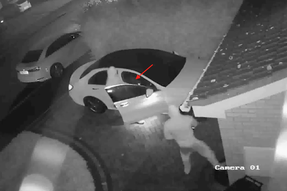 Con dos dispositivos electrónicos, una pareja de ladrones logra desactivar y encender un vehículo en pocos segundos. (Imagen: captura de pantalla)