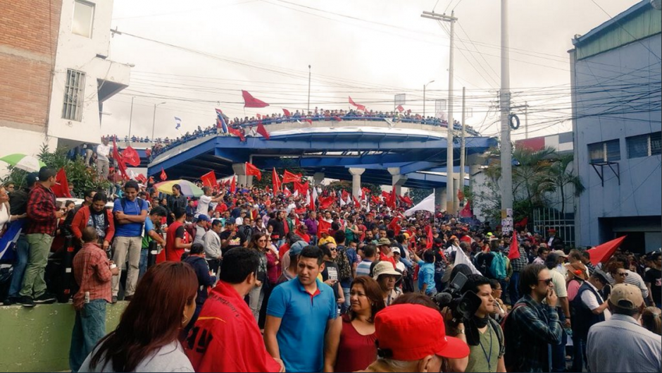 Cientos de hondureños protestaron el lunes ante la lentitud del TSE. (Foto: captura Twitter) 