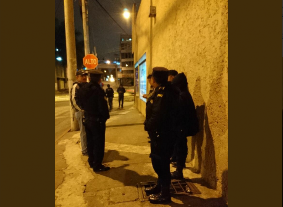 Agentes de la PNC estuvieron durante toda la noche en el lugar. (Foto: Migración) 