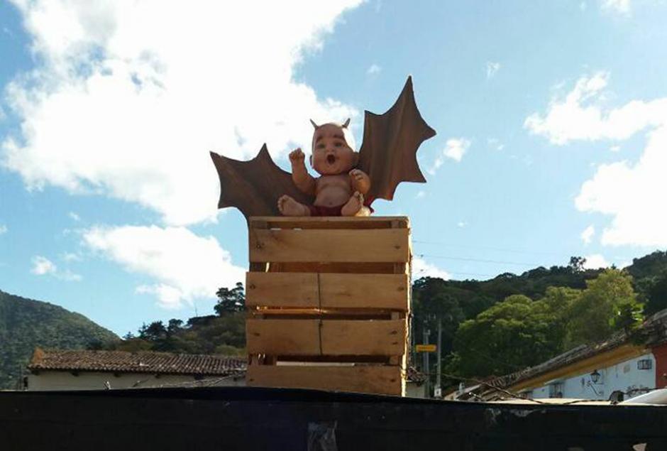 Tras los daños que sufrió la figura del "diablo" de Antigua Guatemala, fue colocada una nueva escultura esta vez de un "diablito". (Foto: Facebook/El Ciudadano/Sacatepéquez)