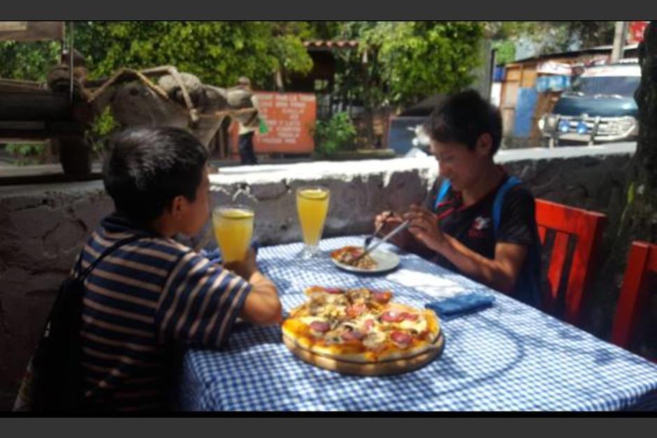 Dos niños lustradores fueron invitados a comer pizza por la celebración del Día del Niño. (Foto: Circus Panajachel) 