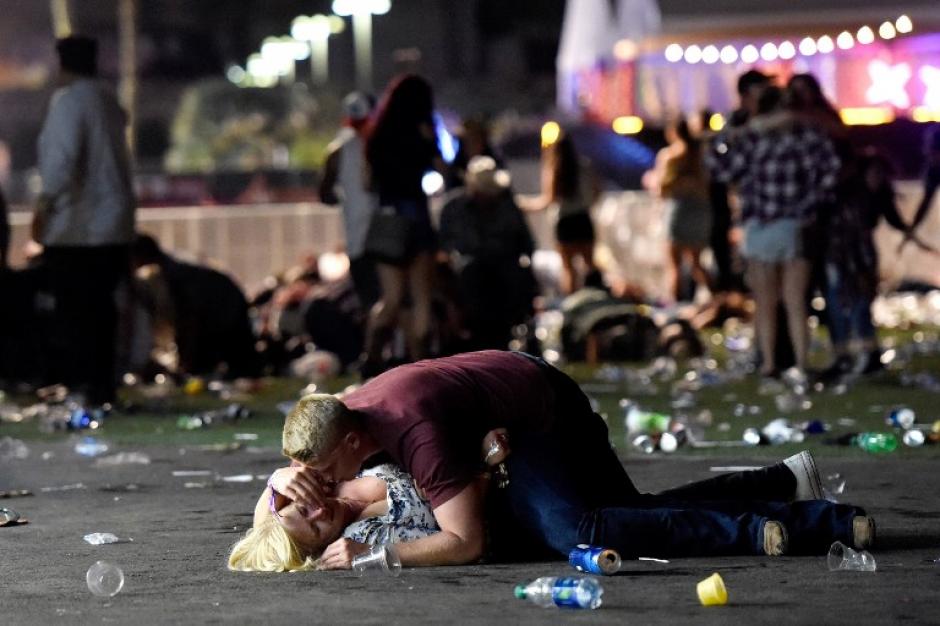 Este hombre se convirtió en el "ángel de la guarda" de muchas víctimas en Las Vegas. (Foto: AFP)
