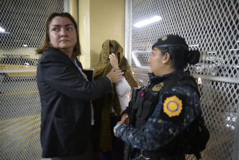 Luisa María Salas Bedoya se cubre el rostro con una chaqueta durante su breve estadía en la carceleta de Tribunales. (Foto: Wilder López/Soy502). 