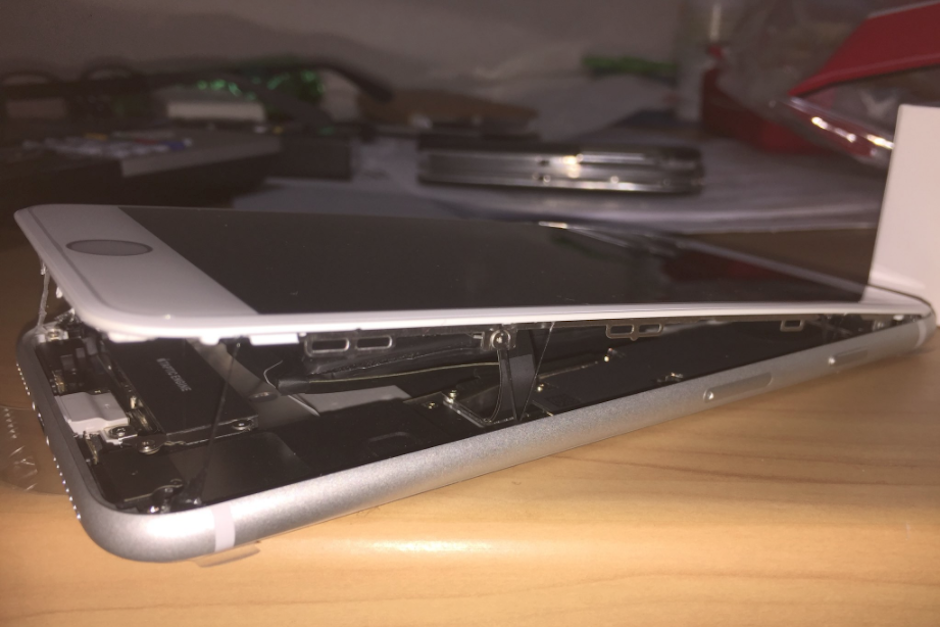 El calentamiento de la baterías provoca la apertura de la carcasa de algunos dispositivos. (Foto: Twitter/@Magokoro0511)