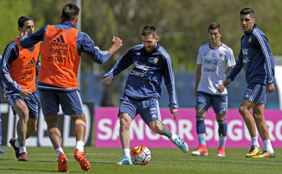Messi le propinó un tremendo golpe a un compañero durante el entreno. (Foto: AFP) 