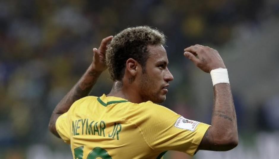 El brasileño Neymar aseguró estar alegre que Messi clasificara al Mundial. (Foto: AFP) 